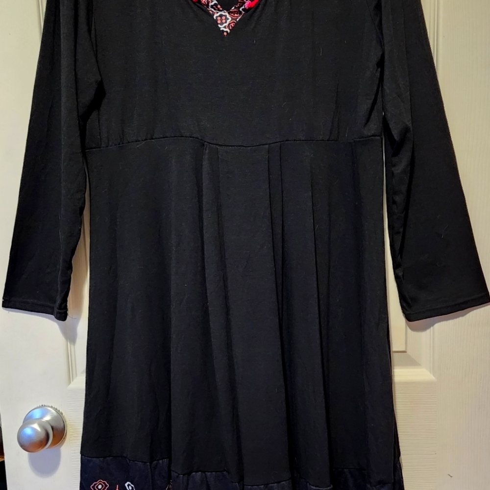 Stamp pattern long sleeve dress, size 2xl, black with complimentary pattern hem